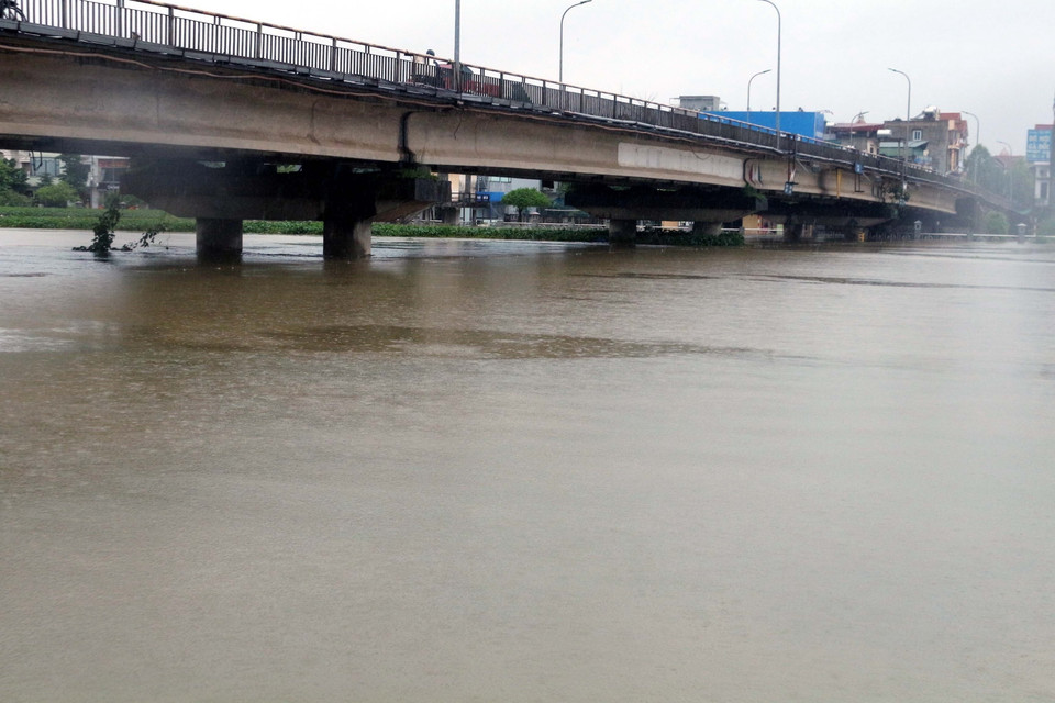 Đến 7h ngày 11/9, lũ trên sông Đáy đã vượt báo động 3 (4,93m tại Phủ Lý); lũ trên sông Hồng sắp đạt báo động 3 và vẫn tiếp tục lên cao. (Ảnh: Đại Nghĩa/TTXVN)