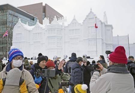 Du khách chiêm ngưỡng các tác phẩm điêu khắc bằng băng, tuyết tại Lễ hội Tuyết thường niên Sapporo ở Hokkaido (Nhật Bản). (Ảnh: Kyodo/TTXVN)