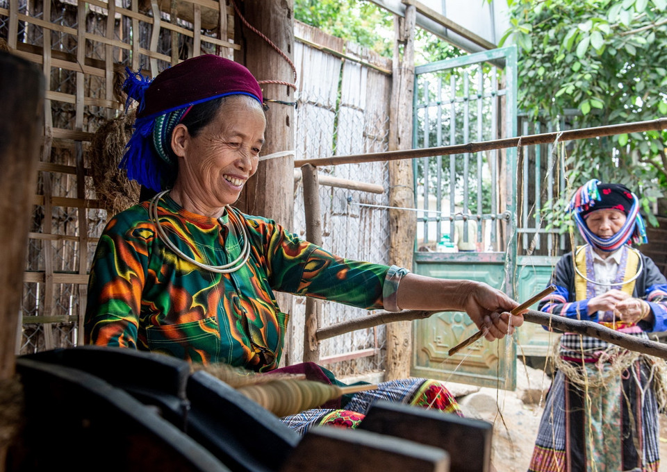  Se các sợi lanh thành con sợi lớn. (Ảnh: Nam Thái/TTXVN)