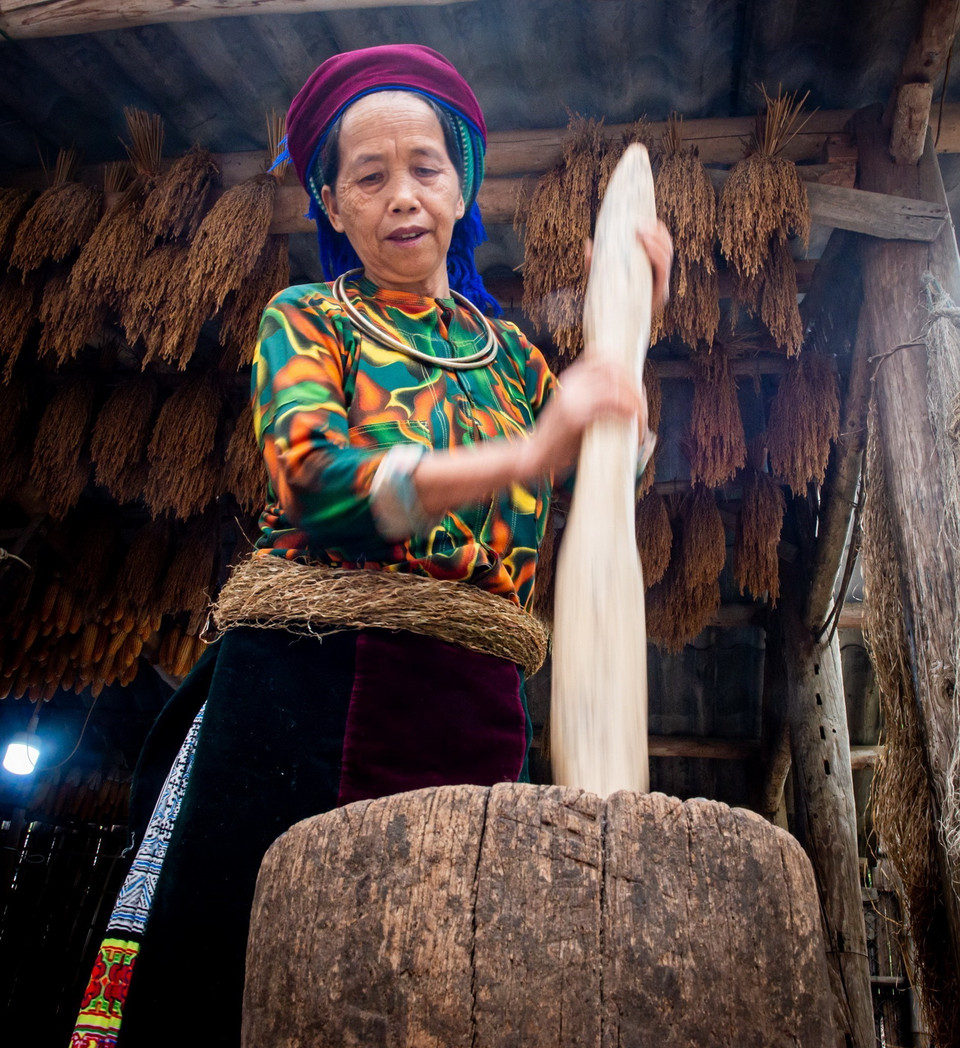  Công đoạn giã sợi lanh. (Ảnh: Nam Thái/TTXVN)