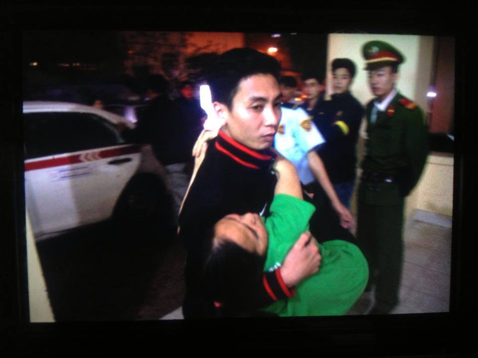 Thông tin chính thức từ Bệnh viện 198: Trong tối nay đã có 18 người được đưa vào cấp cứu trong tình trạng ngất xỉu, ói mửa, hoa mắt chóng mặt. (Ảnh: Minh Sơn/Vietnam+)