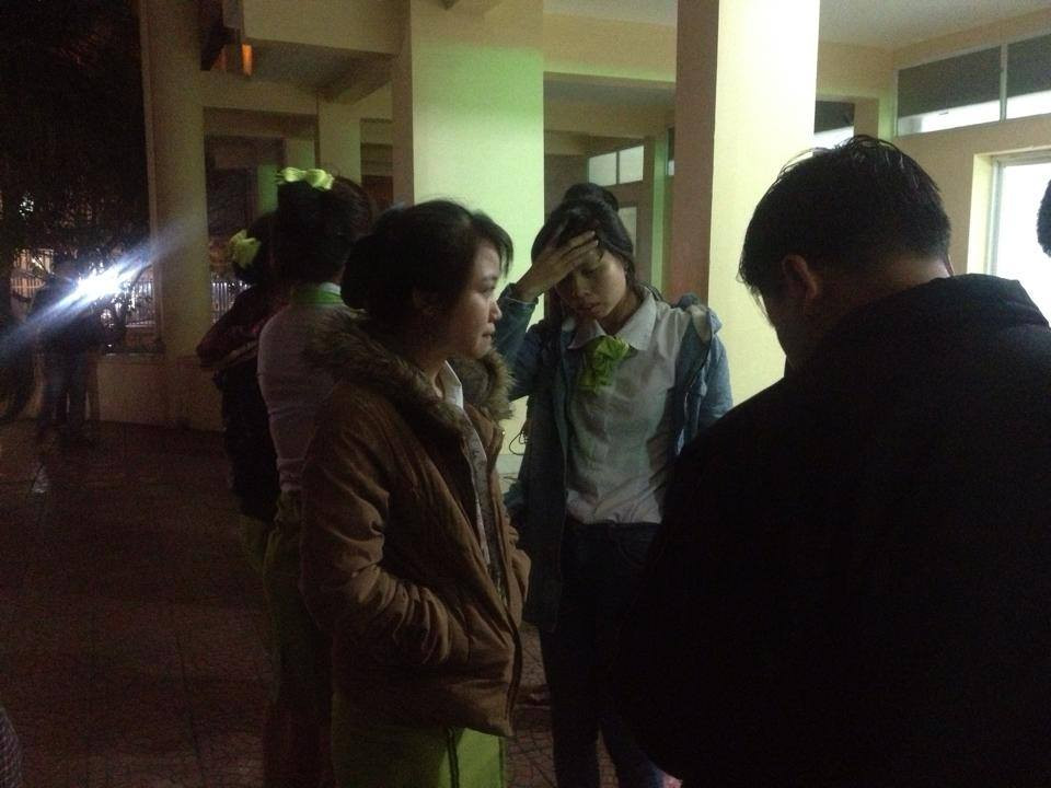 21h45 phút, 4 nhân viên Big C đã tương đối tỉnh táo được đưa về. Tuy nhiên trên nét mặt của họ vẫn lộ rõ vẻ mệt mỏi vì sự cố. (Ảnh: Minh Sơn/Vietnam+)