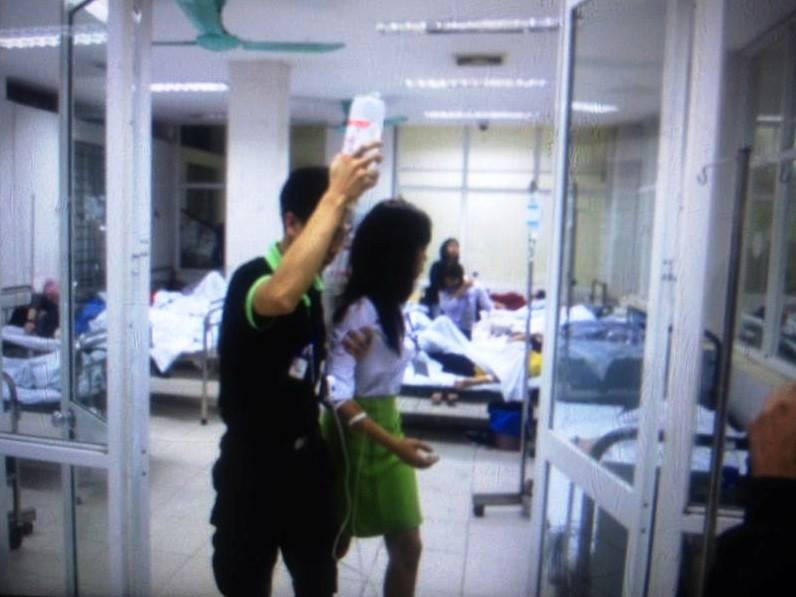 Một nhân viên được tiếp nước trong quá trình cấp cứu. (Ảnh: Minh Sơn/Vietnam+)