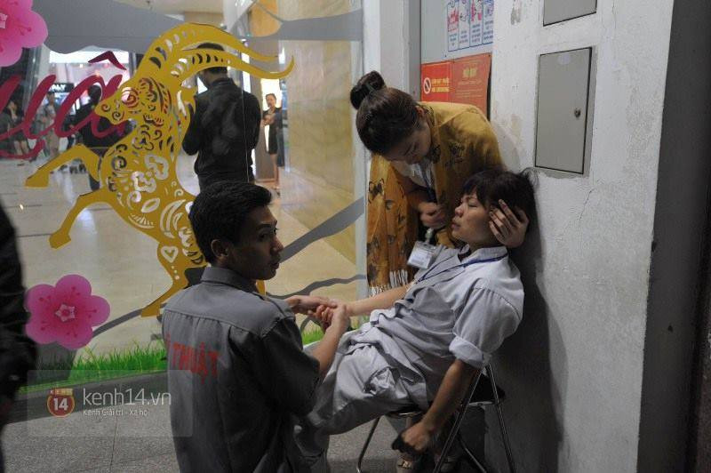 Sơ cứu tại chỗ. (Ảnh: Minh Sơn/Vietnam+)