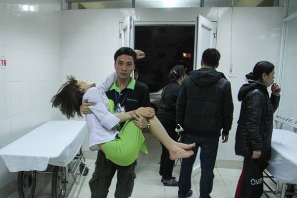 Bệnh nhân phần lớn là nhân viên Big C được đưa vào cấp cứu trong tình trạng ngất xỉu, ói mửa liên tục. (Ảnh: Minh Sơn/Vietnam+)