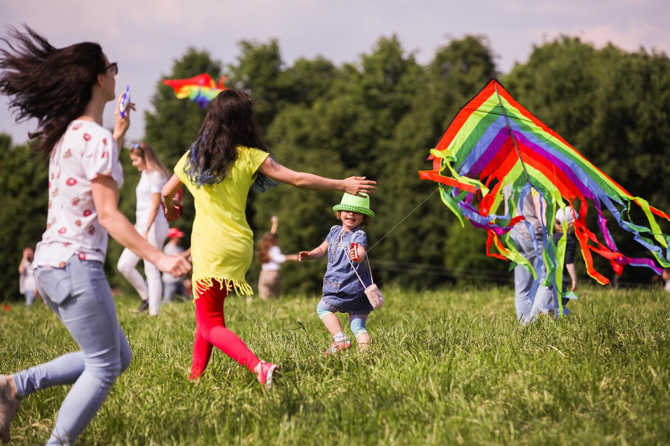 Lễ hội thu hút hàng trăm người yêu thích thả diều tới tham gia. (Nguồn: THX/TTXVN)
