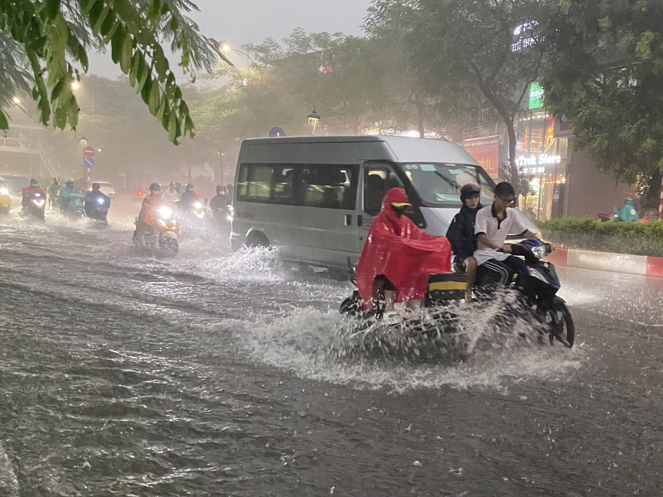 Mưa lớn gây ngập úng cục bộ trên phố Nguyễn Văn Cừ, quận Long Biên. (Ảnh: Minh Quyết/TTXVN)