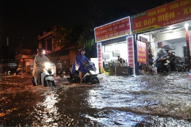 Ngập cục bộ tại phố Vĩnh Hưng. (Ảnh: Phạm Tuấn Anh/TTXVN)