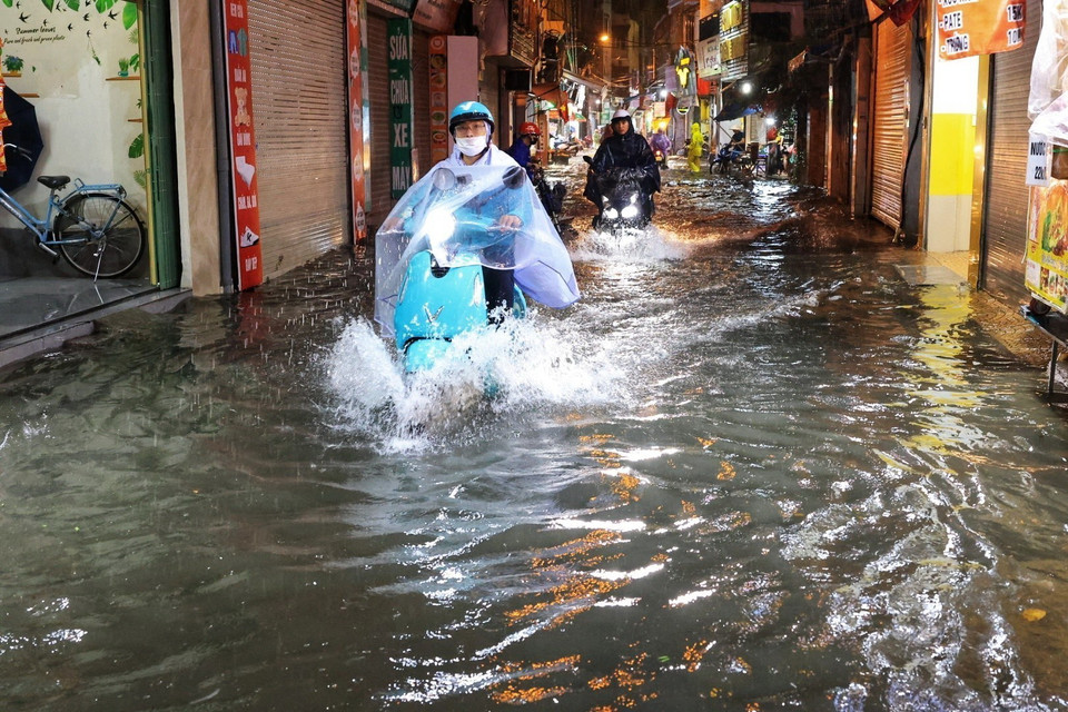 Đoạn ngập trên phố Bùi Xương Trạch, quận Thanh Xuân. (Ảnh: Tuấn Anh/TTXVN)