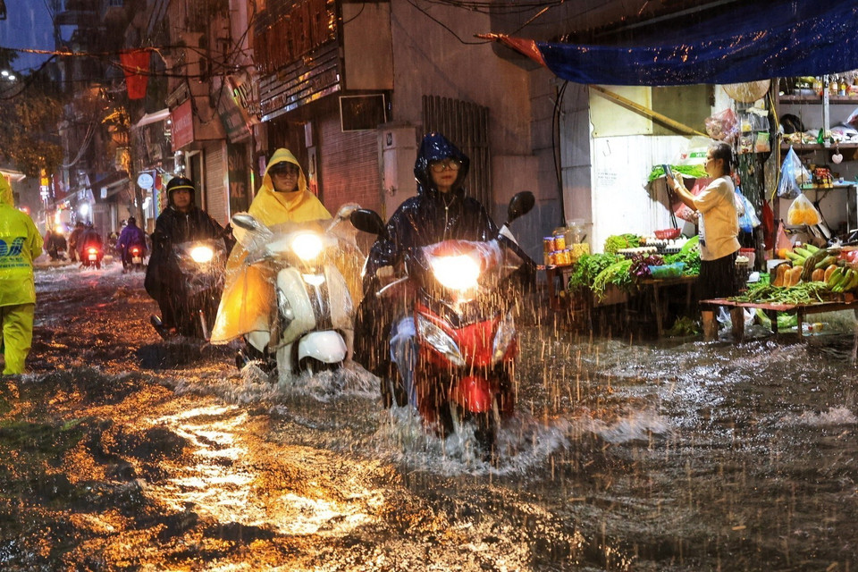 Đoạn úng ngập cục bộ trên địa bàn quận Thanh Xuân. (Ảnh: Tuấn Anh/TTXVN)