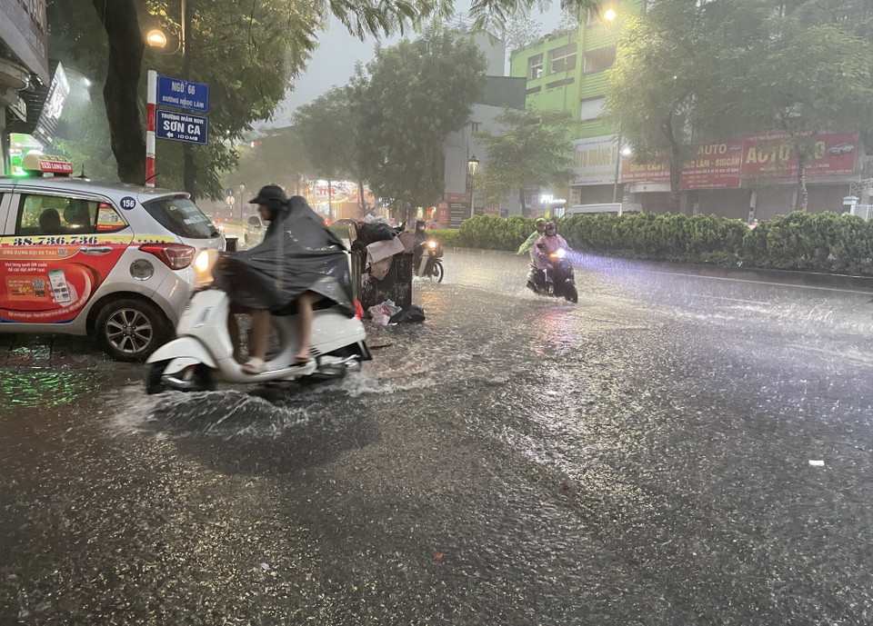 Mưa lớn gây ngập úng cục bộ tại phố Nguyễn Văn Cừ, quận Long Biên. (Ảnh: Minh Quyết/TTXVN)