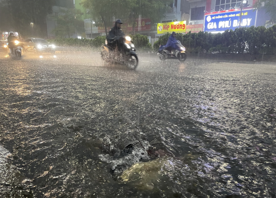 Mưa lớn gây ngập úng cục bộ tại phố Nguyễn Văn Cừ, quận Long Biên. (Ảnh: Minh Quyết/TTXVN)