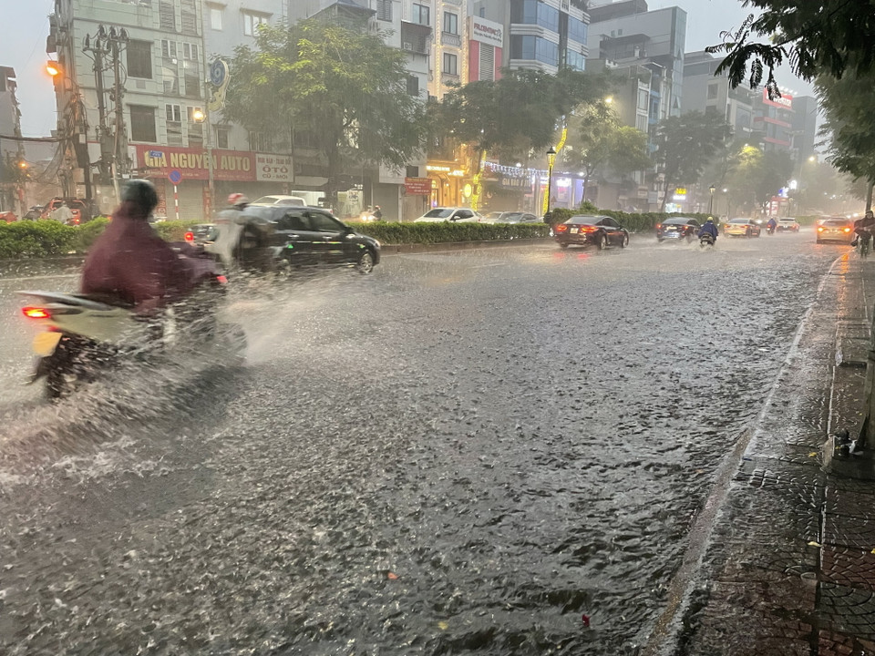 Mưa lớn gây ngập úng cục bộ tại phố Nguyễn Văn Cừ, quận Long Biên. (Ảnh: Minh Quyết/TTXVN)
