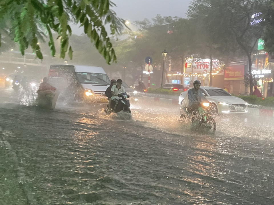 Mưa lớn gây ngập úng cục bộ tại phố Nguyễn Văn Cừ, quận Long Biên. (Ảnh: Minh Quyết/TTXVN)
