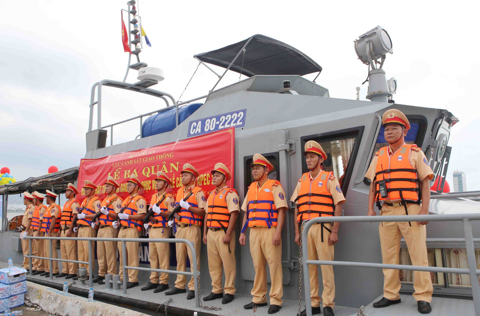 Cán bộ chiến sỹ cảnh sát giao thông đường thủy tại lễ ra quân. (Ảnh: Trần Lê Lâm/TTXVN)