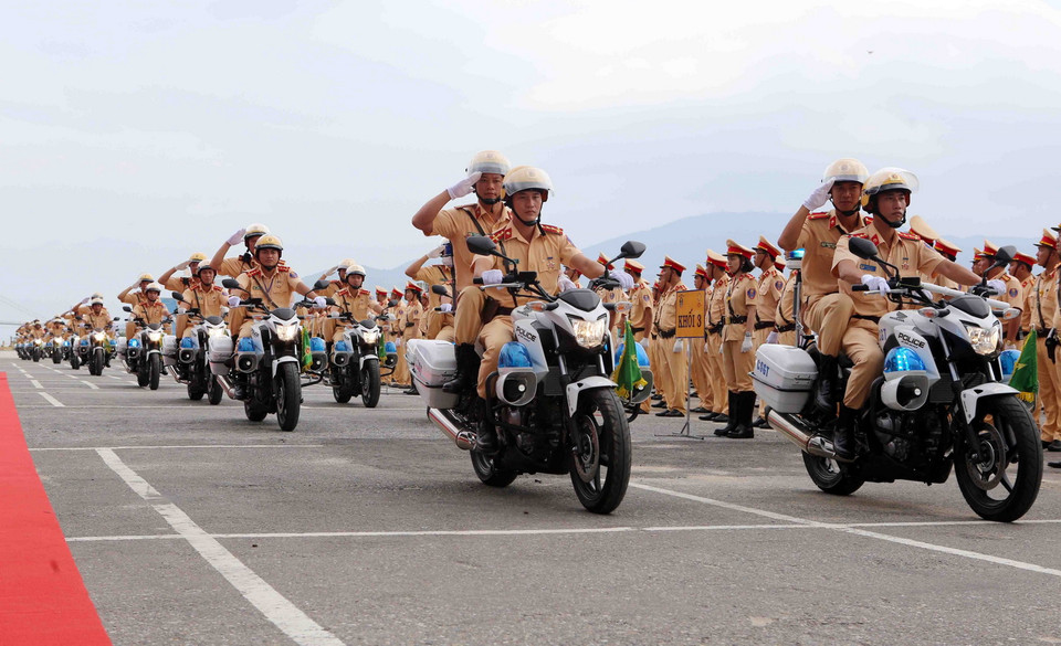 Cán bộ, chiến sỹ Cảnh sát giao thông ra quân bảo đảm trật tự, an toàn giao thông phục vụ Tuần lễ cấp cao APEC tại Đà Nẵng. (Ảnh: Trần Lê Lâm/TTXVN)