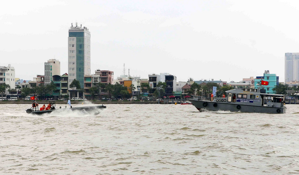 Cán bộ, chiến sỹ Cảnh sát giao thông đường thủy ra quân bảo đảm trật tự, an toàn giao thông phục vụ Tuần lễ cấp cao APEC tại Đà Nẵng. (Ảnh: Trần Lê Lâm/TTXVN)