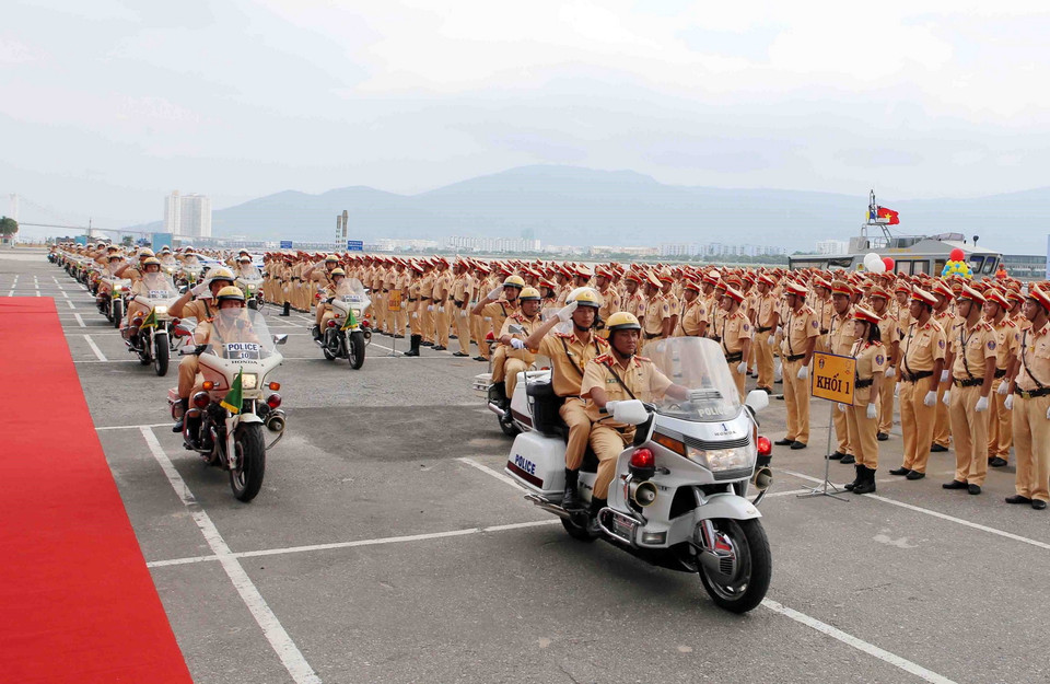 Cán bộ, chiến sỹ Cảnh sát giao thông ra quân bảo đảm trật tự, an toàn giao thông phục vụ Tuần lễ cấp cao APEC tại Đà Nẵng. (Ảnh: Trần Lê Lâm/TTXVN)
