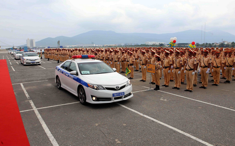 Cán bộ, chiến sỹ Cảnh sát giao thông ra quân bảo đảm trật tự, an toàn giao thông phục vụ Tuần lễ cấp cao APEC tại Đà Nẵng. (Ảnh: Trần Lê Lâm/TTXVN)