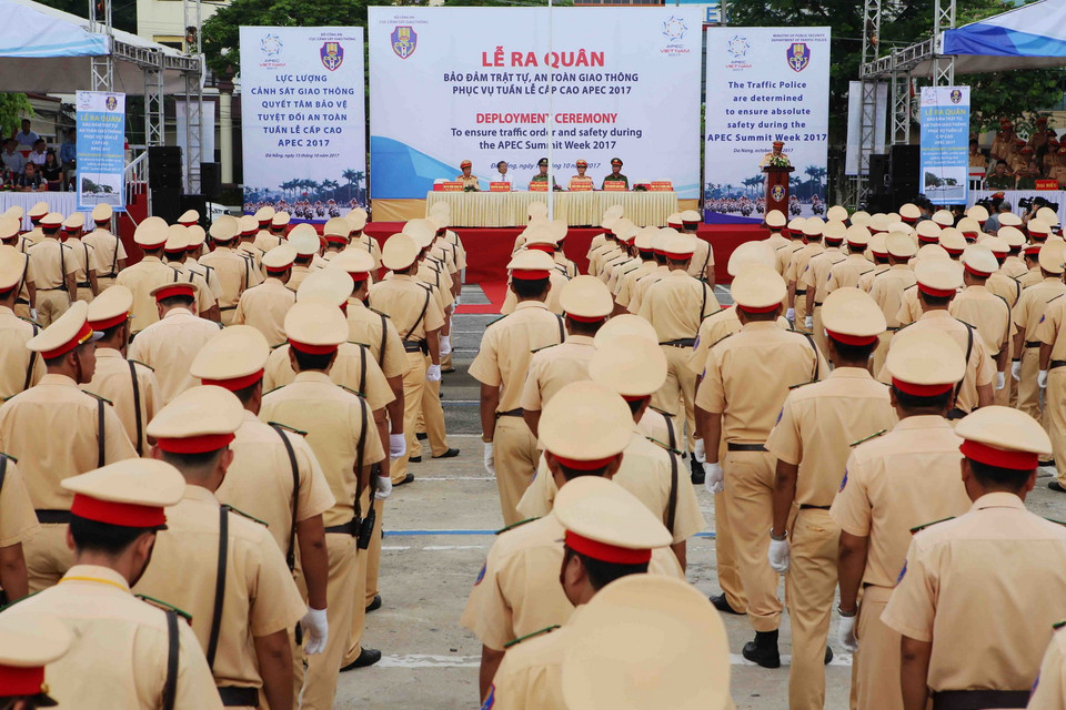 Hơn 800 cán bộ, chiến sỹ Cảnh sát giao thông tham dự lễ và tiến hành tập luyện, diễn tập các phương án đưa, đón dẫn đoàn để đảm bảo an ninh, an toàn tuyệt đối cho các đoàn quan chức cấp cao tham dự APEC 2017. (Ảnh: Trần Lê Lâm/TTXVN)