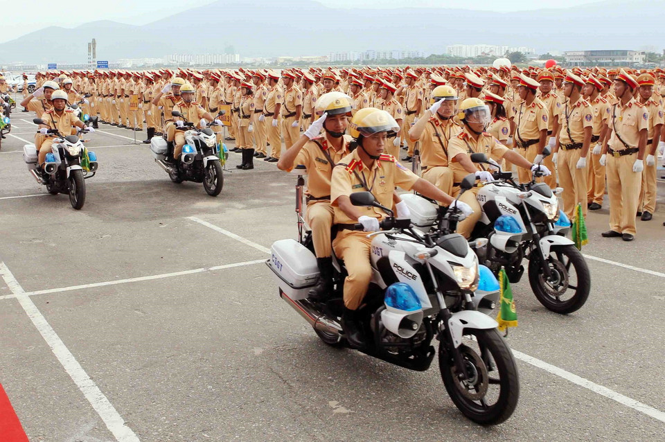 Cán bộ, chiến sỹ Cảnh sát giao thông ra quân bảo đảm trật tự, an toàn giao thông phục vụ Tuần lễ cấp cao APEC tại Đà Nẵng. (Ảnh: Trần Lê Lâm/TTXVN)