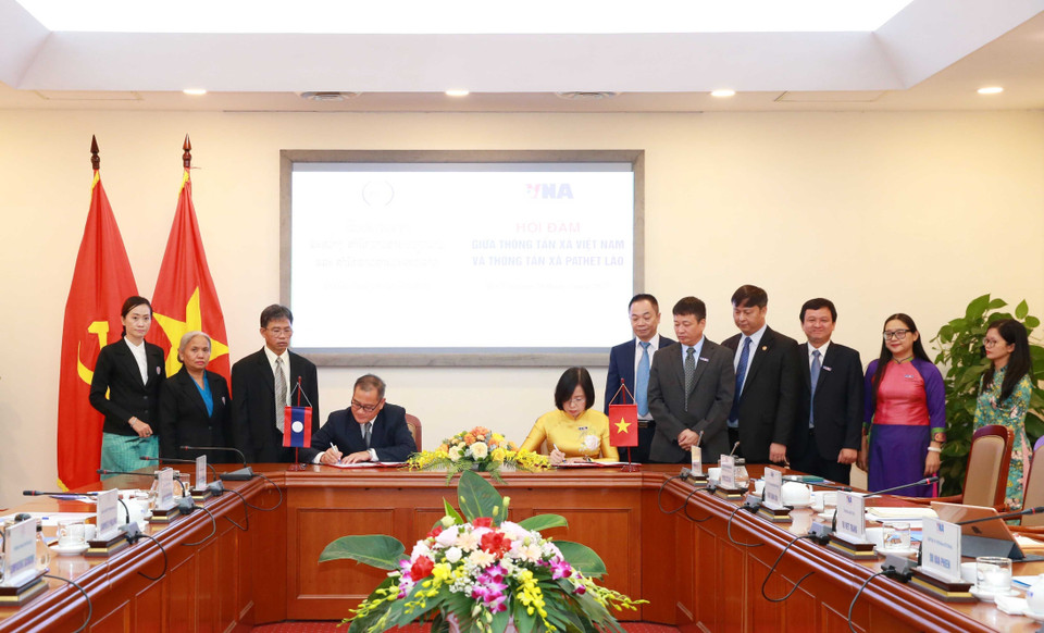 Tổng giám đốc Thông tấn xã Việt Nam Vũ Việt Trang và Tổng giám đốc Thông tấn xã Pathet Lào Khampheuy Philapha ký Biên bản ghi nhớ hợp tác giữa hai cơ quan. (Ảnh: Phương Hoa/TTXVN)