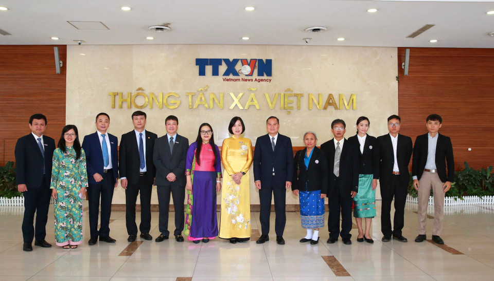 Đoàn Đại biểu Thông tấn xã Việt Nam và Thông tấn xã Pathet Lào sau hội đàm. (Ảnh: Phương Hoa/TTXVN)