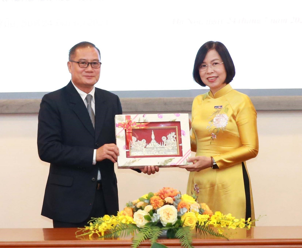 Tổng giám đốc Thông tấn xã Pathet Lào Khampheuy Philapha trao quà lưu niệm cho Tổng giám đốc Thông tấn xã Việt Nam Vũ Việt Trang. (Ảnh: Phương Hoa/TTXVN)