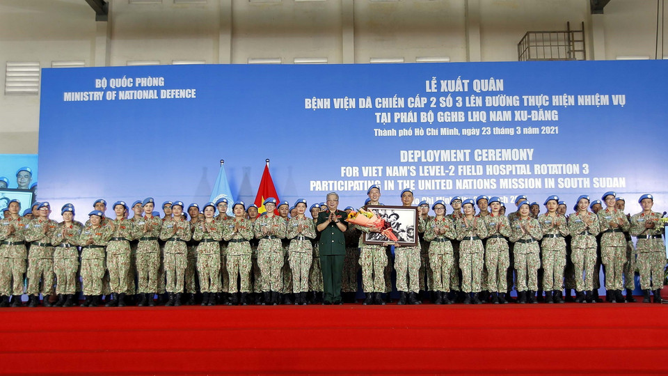  Thượng tướng Nguyễn Chí Vịnh, Thứ trưởng Bộ Quốc phòng tặng quà cho Bệnh viện dã chiến 2.3 trước khi lên đường làm nhiệm vụ. (Ảnh: Thanh Vũ/TTXVN)