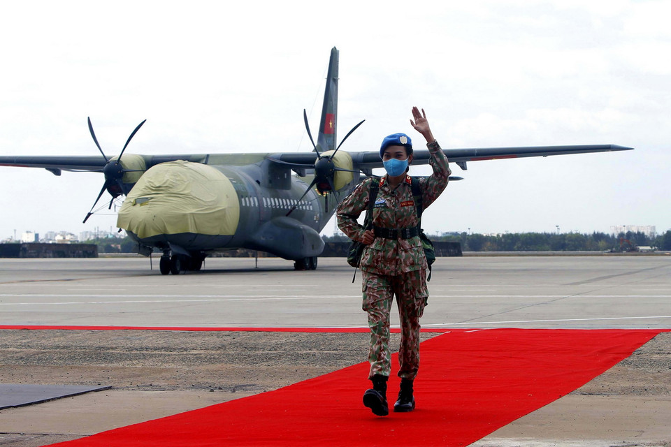  Nhân viên Bệnh viện dã chiến 2.3 Ngô Thị Hải Linh lên đường làm nhiệm vụ tại Bentiu, Nam Sudan. (Ảnh: Thanh Vũ/TTXVN)