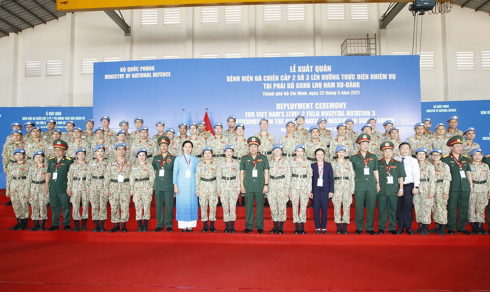 Lãnh đạo các bộ, ban, ngành cùng đội hình Bệnh viện dã chiến 2.3 tại lễ xuất quân. (Ảnh: Thanh Vũ/TTXVN)