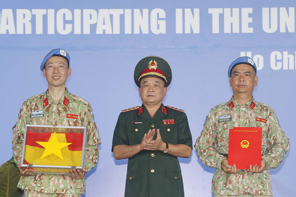  Thượng tướng Hoàng Xuân Chiến, Thứ trưởng Bộ Quốc phòng trao Quyết định của Chủ tịch nước và Quốc kỳ cho Bệnh viện dã chiến 2.3 trước khi lên đường làm nhiệm vụ. (Ảnh: Thanh Vũ/TTXVN)