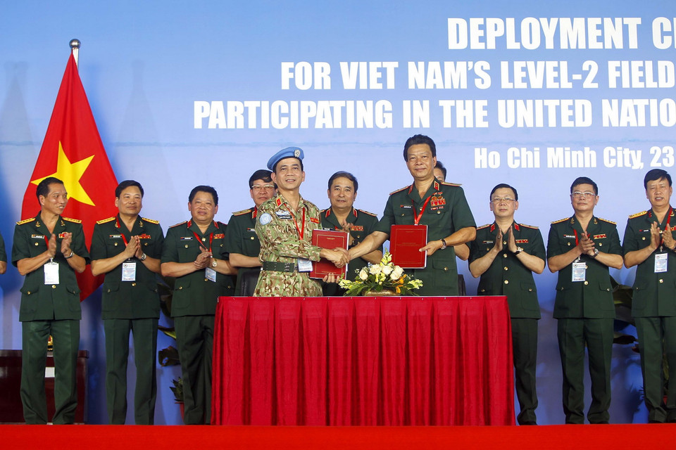  Lãnh đạo Bệnh viên Quân y 175 và Cục gìn giữ hòa bình Việt Nam ký kết bàn giao lực lượng Bệnh viện dã chiến 2.3 trước khi lên đường làm nhiệm vụ. (Ảnh: Thanh Vũ/TTXVN)