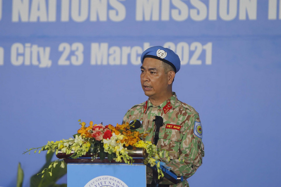  Trung tá Trịnh Mỹ Hòa, Giám đốc Bệnh viện dã chiến 2.3 phát biểu nhận nhiệm vụ trước khi lên đường sang Nam Sudan. (Ảnh: Thanh Vũ/TTXVN)