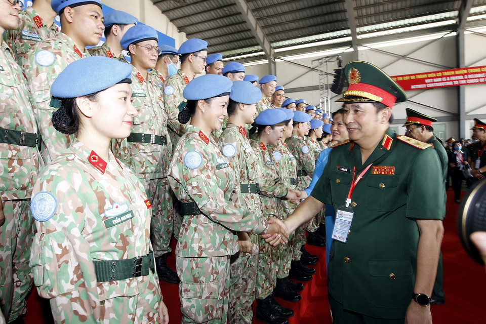  Lãnh đạo Bộ Quốc phòng thăm hỏi cán bộ, chiến sỹ Bệnh viện dã chiến 2.3 trước khi lên đường làm nhiệm vụ. (Ảnh: Thanh Vũ/TTXVN)