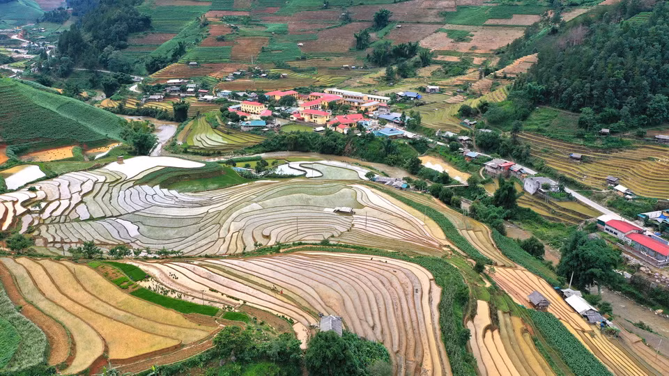 Ngắm nhìn từ trên cao là vẻ đẹp thanh bình, trong trẻo ở vùng đất Mù Cang Chải. (Ảnh: Tuấn Anh/TTXVN)
