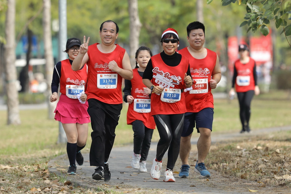 Nhiều gia đình cùng tham gia chinh phục các cự ly của giải chạy. (Ảnh: Minh Quyết/TTXVN)