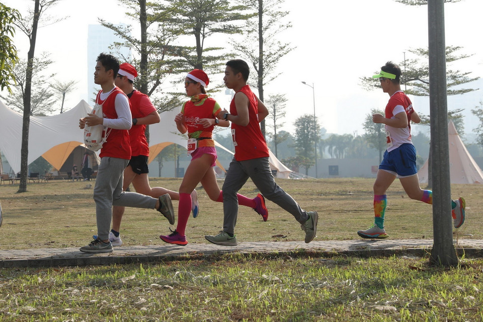 Các vận động viên tham gia chạy cự ly 5km. (Ảnh: Minh Quyết/TTXVN)