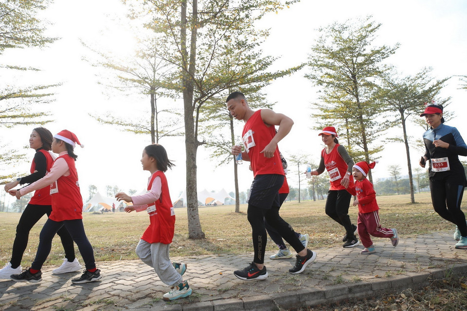 Nhiều gia đình cùng tham gia chinh phục các cự ly của giải chạy. (Ảnh: Minh Quyết/TTXVN)