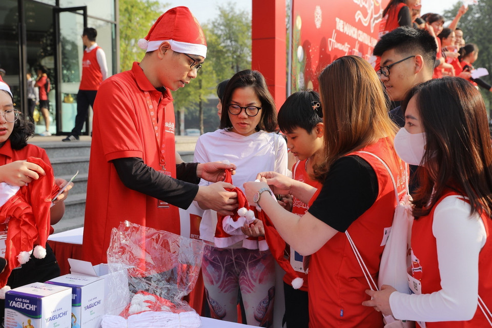 Các vận động viên chuẩn bị tham gia Giải chạy từ thiện Santa Run tại Hà Nội, là hoạt động thường niên thuộc chuỗi Chương trình “Chia sẻ và lan tỏa yêu thương” của Tập đoàn Bitexco. (Ảnh: Minh Quyết/TTXVN)