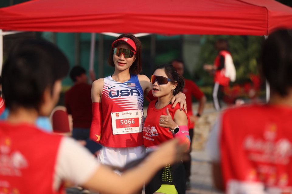 Các vận động viên chụp ảnh lưu niệm trước Giải chạy Santa Run. Giải này nhằm hướng tới những trẻ em có hoàn cảnh khó khăn, những trẻ em cần được đặc biệt quan tâm và chăm sóc, yêu thương. (Ảnh: Minh Quyết/TTXVN)