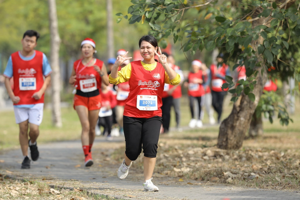 Các vận động viên tham gia chạy cự ly 5km. (Ảnh: Minh Quyết/TTXVN)