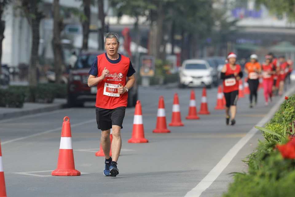 Các vận động viên tham gia chạy cự ly 5km. (Ảnh: Minh Quyết/TTXVN)