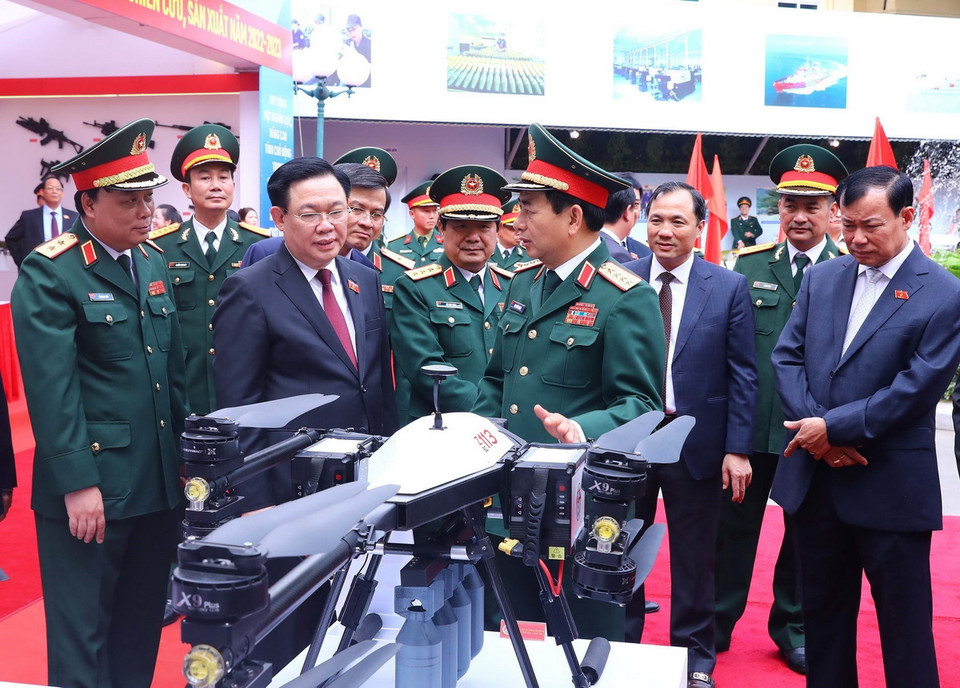 Chủ tịch Quốc hội Vương Đình Huệ tham quan khu trưng bày các sản phẩm công nghiệp quốc phòng. (Ảnh: Trọng Đức/TTXVN)