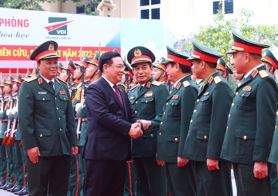 Chủ tịch Quốc hội Vương Đình Huệ đến thăm và làm việc tại Tổng cục Công nghiệp Quốc phòng (Bộ Quốc phòng). (Ảnh: Trọng Đức/TTXVN)