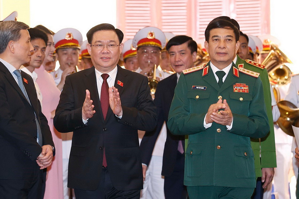 Chủ tịch Quốc hội Vương Đình Huệ thăm Tổng cục Công nghiệp Quốc phòng. (Ảnh: Doãn Tấn/TTXVN)