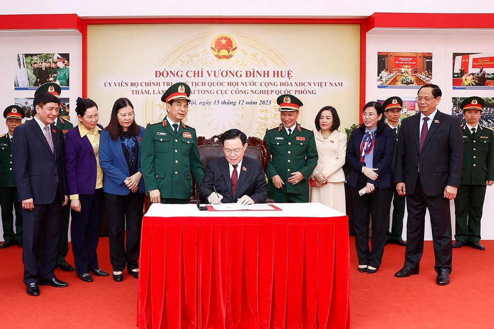 Chủ tịch Quốc hội Vương Đình Huệ ký sổ lưu niệm. (Ảnh: Doãn Tấn/TTXVN)