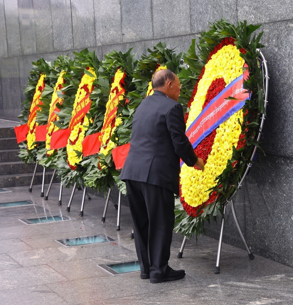 Chủ tịch Quốc hội Vương quốc Campuchia Samdech Heng Samrin chỉnh sửa vòng hoa tại Lăng viếng Chủ tịch Hồ Chí Minh. (Ảnh: Văn Điệp/TTXVN)