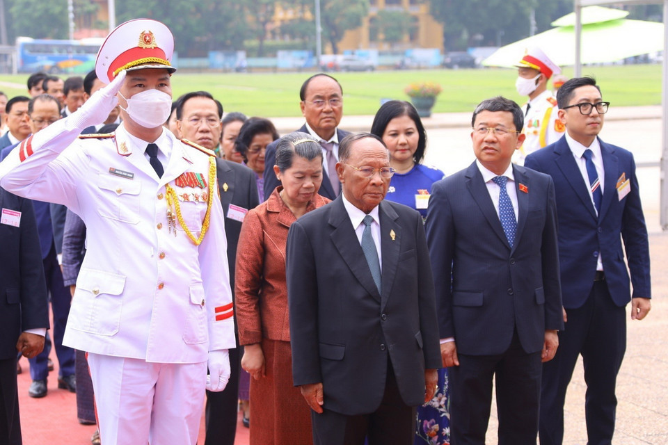Chủ tịch Quốc hội Vương quốc Campuchia Samdech Heng Samrin cùng Đoàn đại biểu cấp cao Quốc hội Vương quốc Campuchia đến đặt vòng hoa và vào Lăng viếng Chủ tịch Hồ Chí Minh. (Ảnh: Văn Điệp/TTXVN)