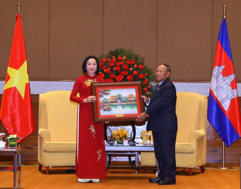 Chủ tịch Hội Hữu nghị Việt Nam-Campuchia Nguyễn Thị Thanh tặng quà lưu niệm cho Chủ tịch Quốc hội Campuchia Samdech Heng Samrin. (Ảnh: Văn Điệp/TTXVN)